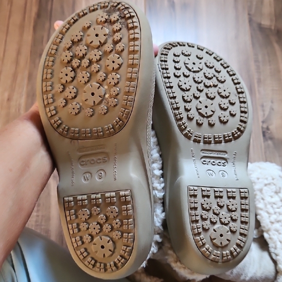 CROCS Women's Beige Fleece-Lined Clogs Shoes - Picture 10 of 15